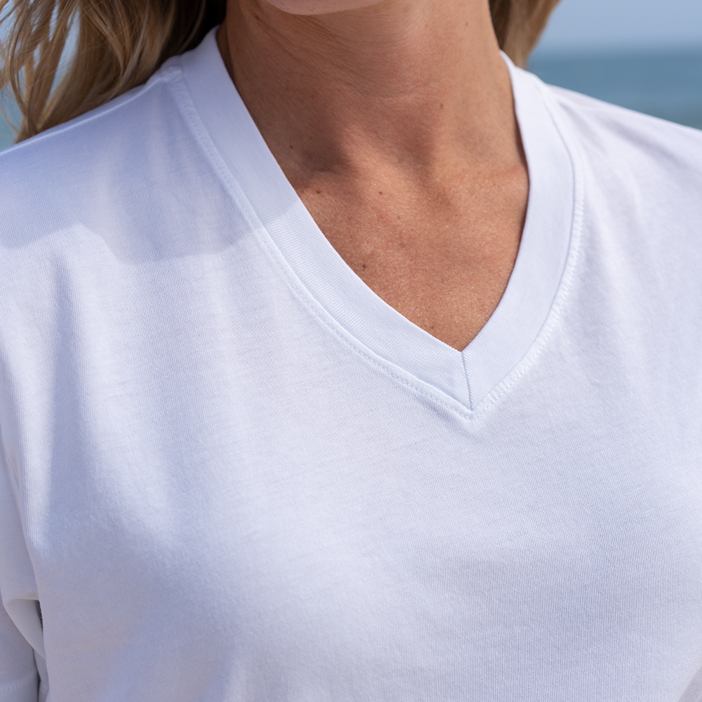 #color_white Short Box Tee V Neck close view