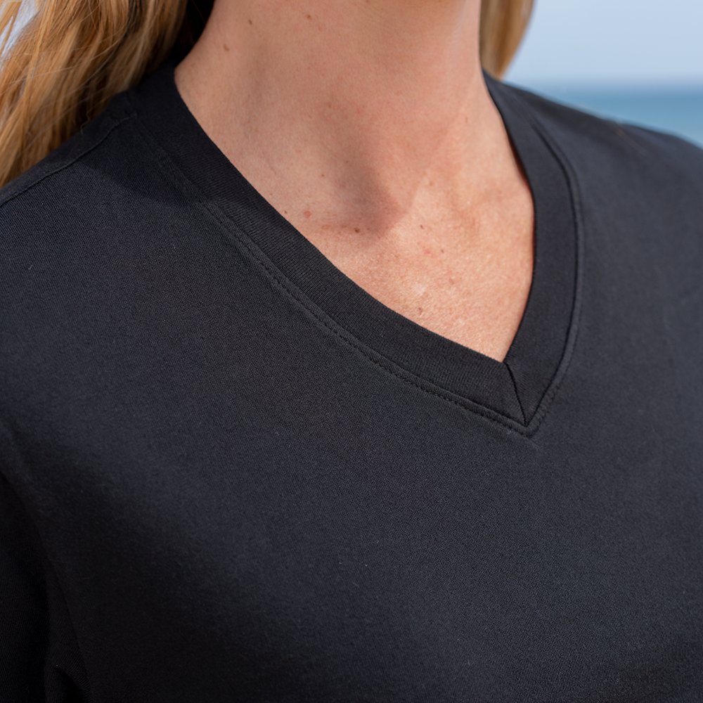 #color_black Short Box Tee V Neck Front close view